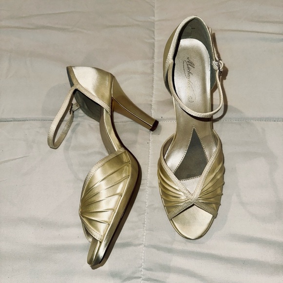 NEW - David's Bridal Michaelangelo - Ivory satin pumps - 'Gizele’ - Size 9.5 - Picture 1 of 6